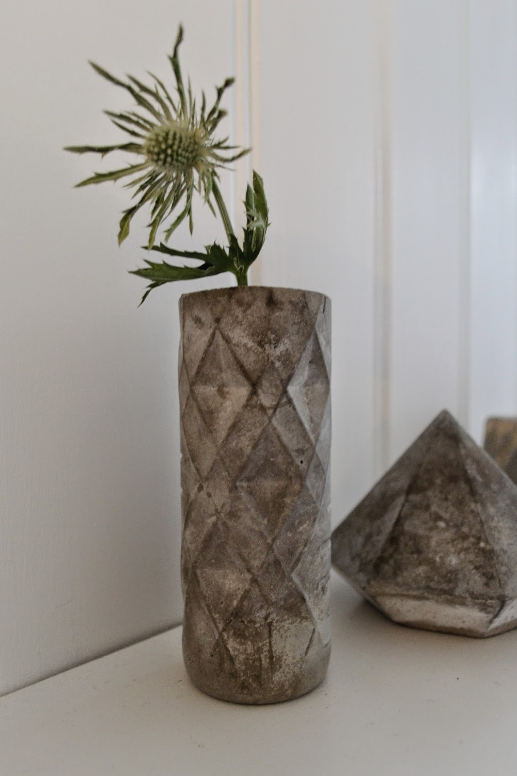 nostalgiecat: Concrete vase DIY...from a plastic bottle