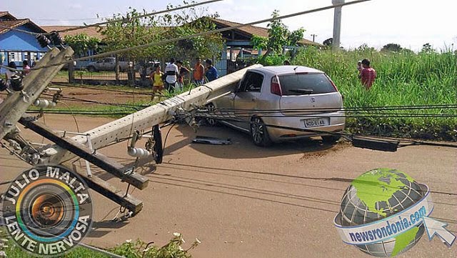 Motorista grávida perde controle da direção e derruba poste, na Capital