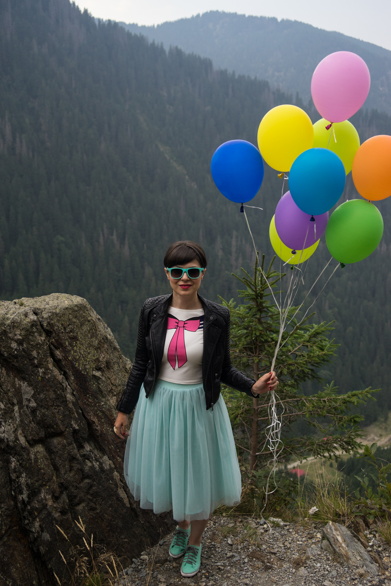 special 30th birthday photo shoot - tutu, bows and colorful balloons koton mint tulle skirt mint sneakers h&m crop top pink bow new yorker leather jacket rockish vibes rock brasov transfagarasan romania 