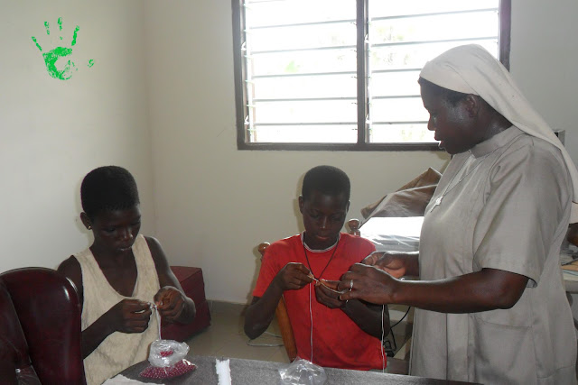 Nella Missione in Togo si confezionano le coroncine per un battesimo