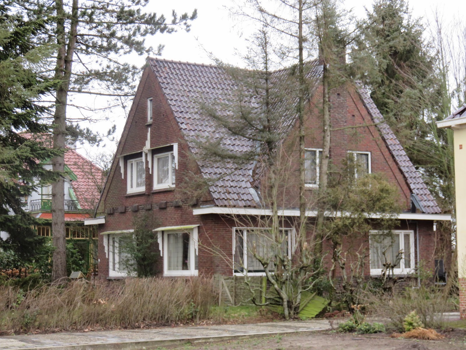 Architecten provincie groningen: amsterdamse schoolstijl in groningen