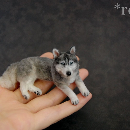 14-Siberian-Husky-Dog-ReveMiniatures-Miniature-Animal-Sculptures-that-fit-on-your-Hand-www-designstack-co