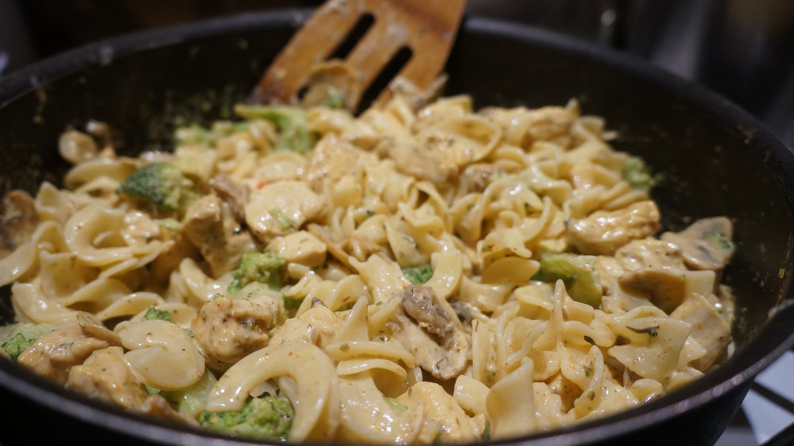  Taste of my day Makaron z kurczakiem, pieczarkami i brokułami