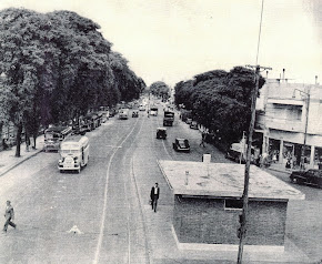 Av. Rivadavia, mirada hacia el centro. Foto tomada desde puente de Av. Gral. Paz. -1955 circa-