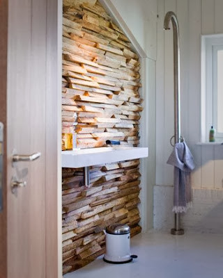 Mur en bois dans salle de bains Vtwonen via Nat et nature