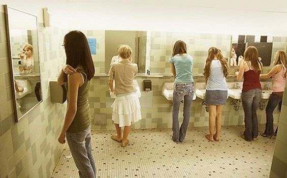 Alasan Kenapa Perempuan Suka Pergi Ke Toilet Bersama-sama [ www.BlogApaAja.com ]