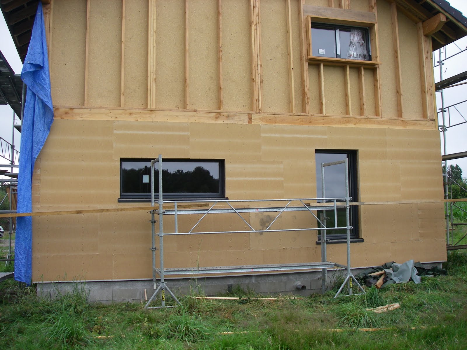 Notre Maison Ossature Bois labellisee BBC dans les Pyrenees Atlantiques:  Pose des grilles anti-rongeur et suite de l'étanchéité