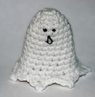 http://livingthecraftlife.blogspot.com.es/2010/10/spooky-amigurumi-ghost.html