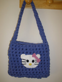 Bolso realizado con trapillo y con detalle de Hello Kitty a Crochet