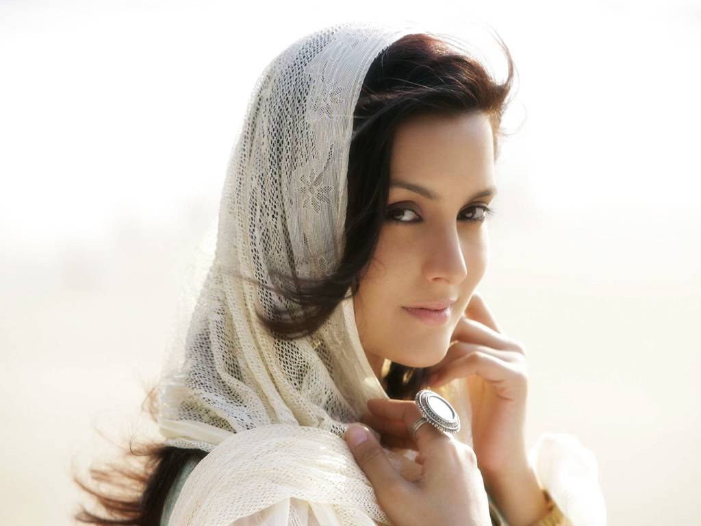 http://1.bp.blogspot.com/-ina7nWHtsmA/TonvFzKv7NI/AAAAAAAACME/3sCRrSg82Zk/s1600/Tulip-Joshi-Images.jpg