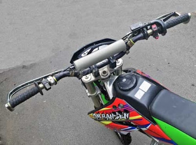 Aplikasi Handguard di Kawasaki D-Tracker 150