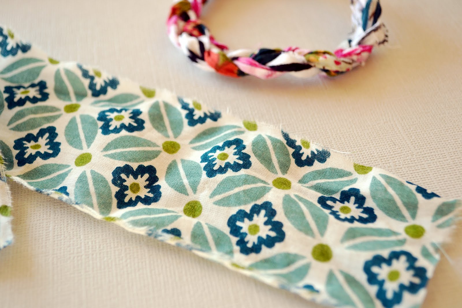 the pink couch fabric friendship bracelets *tutorial*