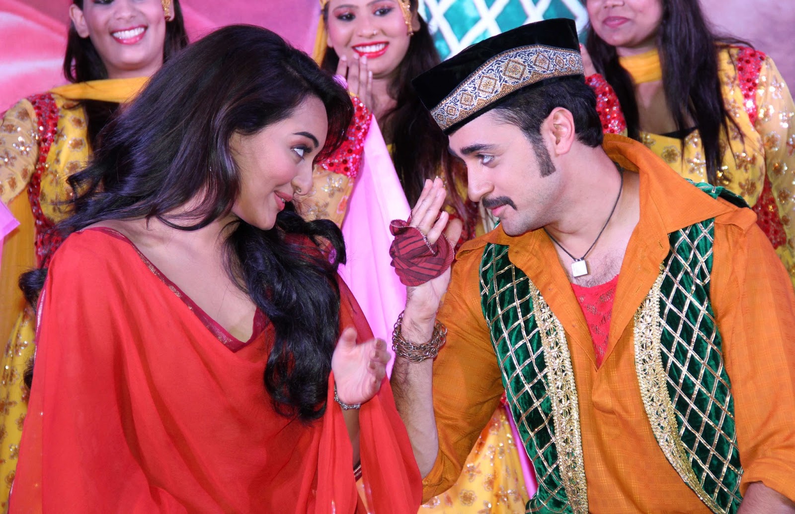 http://1.bp.blogspot.com/-ioNFPRFlxLE/Uc73dbiwxdI/AAAAAAABck0/WLYVAABgQpA/s1600/Imran-Sonakshi-Launch-Tayyab-Ali-Pyaar-Ka-Dushman-Song-60.JPG