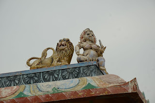 mythological figure on the edge of the temple near chennai figura mitologiche sullo spigolo del tempio vicino chennai