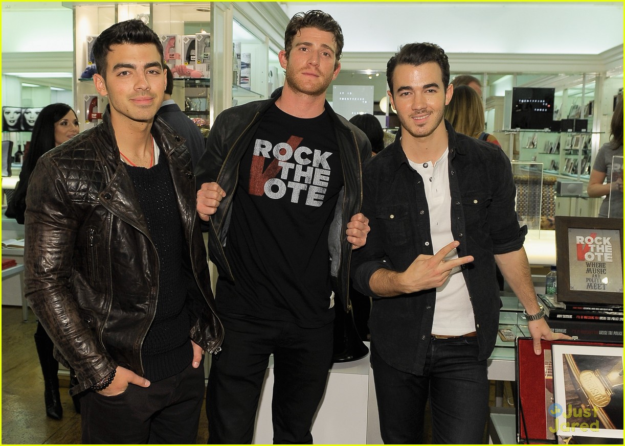 http://1.bp.blogspot.com/-iodUgt86I2M/T59yjCBVe7I/AAAAAAAAEy4/uvUdV9U8sdc/s1600/Jonas+Brothers.jpg