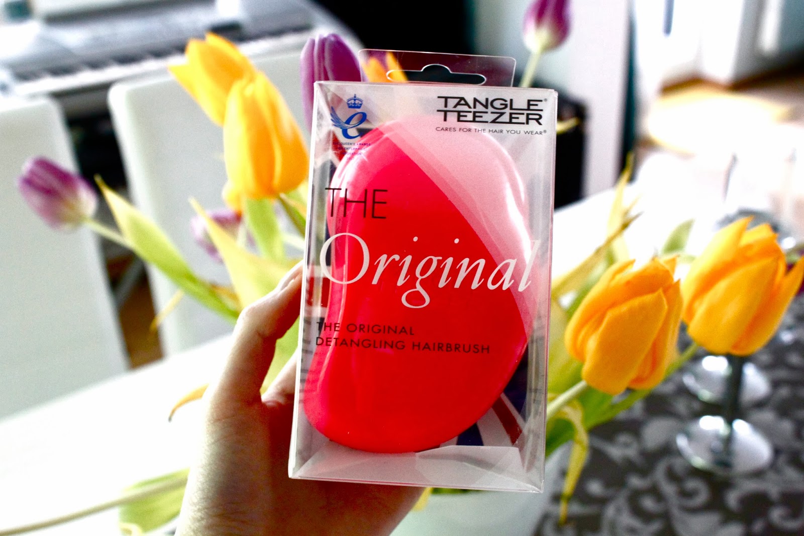 Verknotete Haare und Schmerzen beim durchkämen? Die Lösung ist der Tangle Teezer; die stiellose Bürste mit Stil