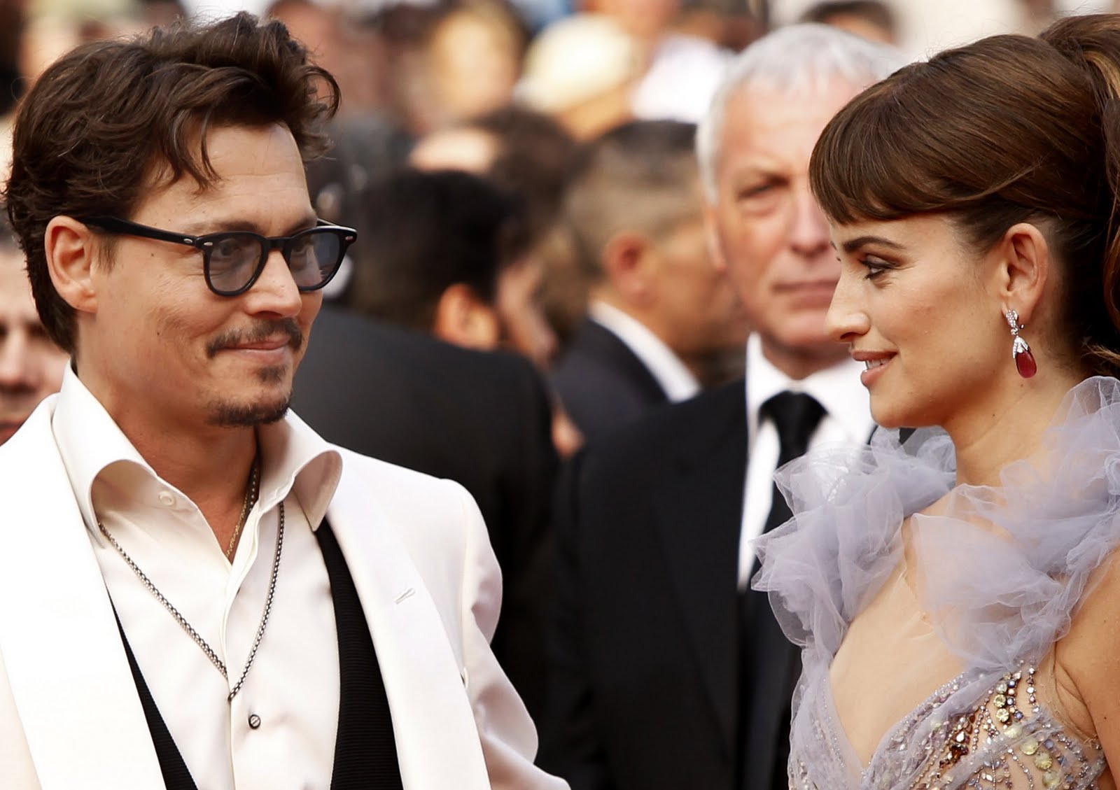 http://1.bp.blogspot.com/-isWsanQXbAY/Tdp6t_-RQ8I/AAAAAAAAAuQ/OyrpEpPYOjk/s1600/Penelope-Cruz-and-johnny-in-cannes.jpg