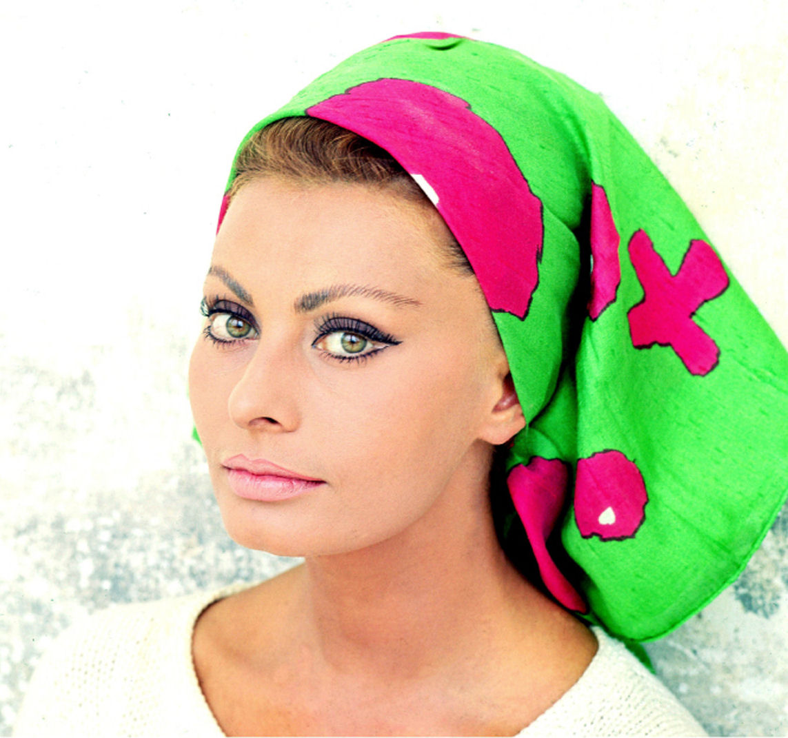 http://1.bp.blogspot.com/-ixDrFS2nFi4/UIKvM7UDA2I/AAAAAAAAN-o/2ouZ4I9uMlM/s1600/Sophia_Loren_Kosty555.info_099.jpg