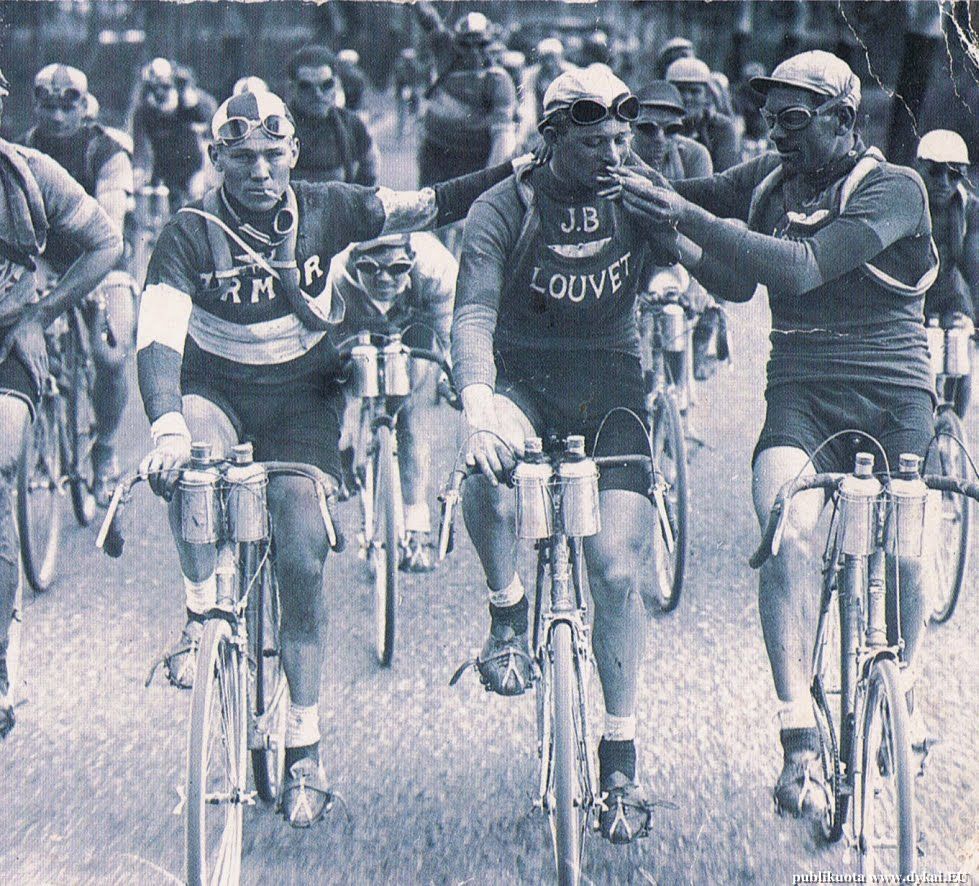 40 Amazing Historical Pictures - Smoking in the Tour De France, 1920’s 40 Amazing Historical Pictures - Smoking in the Tour De France, 1920’s