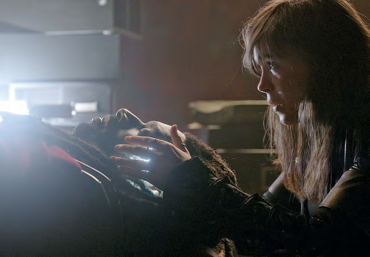 Китти Прайд над головой Бишопа