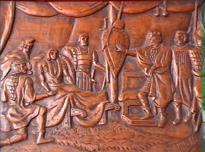 Detalle del arcón tallado por Manuel Tobella con la leyenda de la historia del Escudo de Cataluña