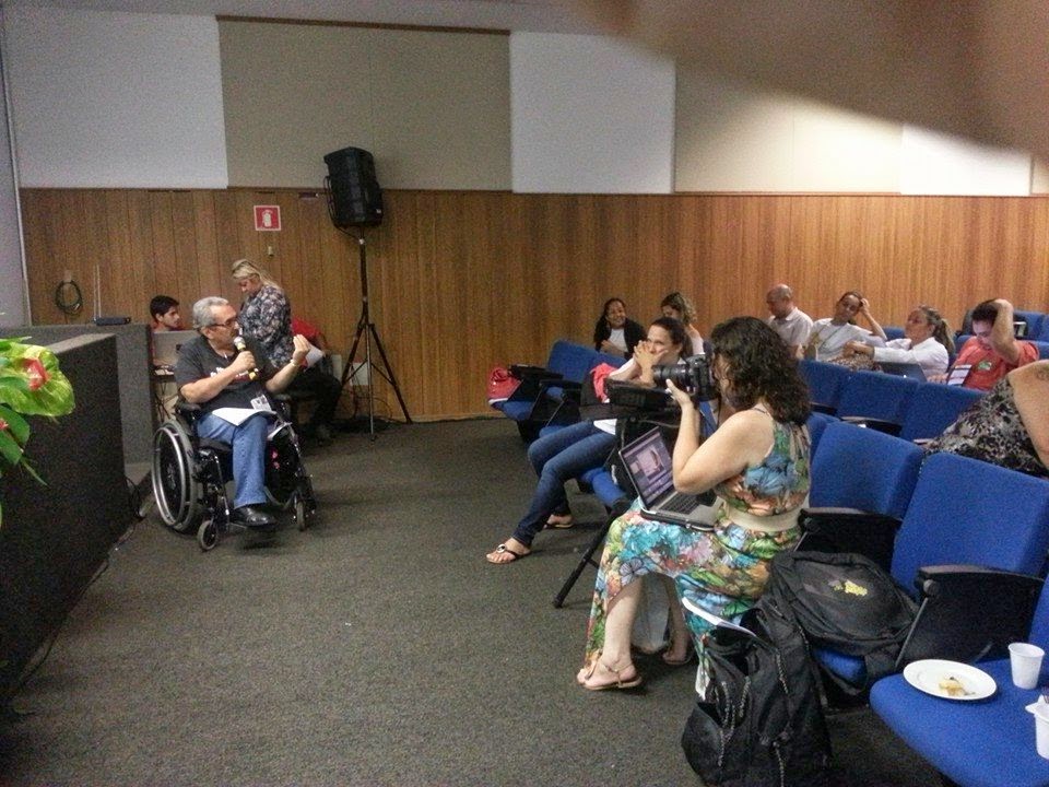 Andrei Bastos falando aos jornalistas.