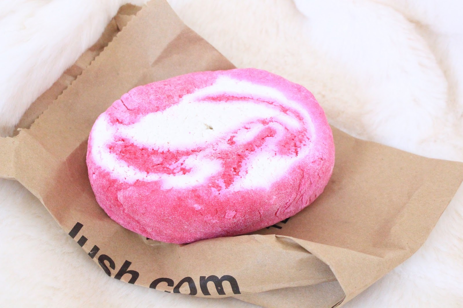 Lipgloss Lashes Lush Cosmetics The Comforter Bubble Bar
