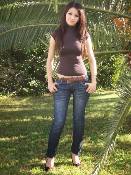 Beautiful Pictures Around The World: awesome figure Qatar girl