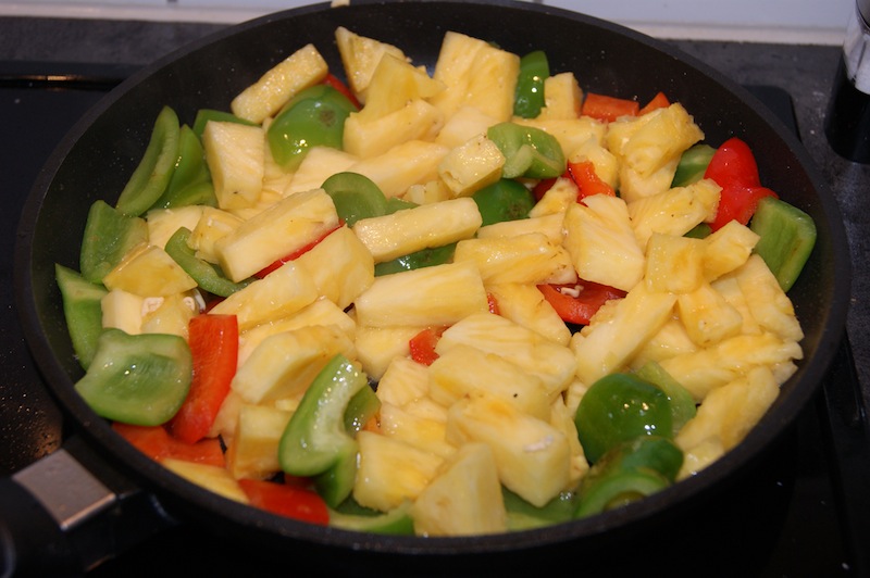 Holy macaroni! Frityrstekt kylling i sursøt saus