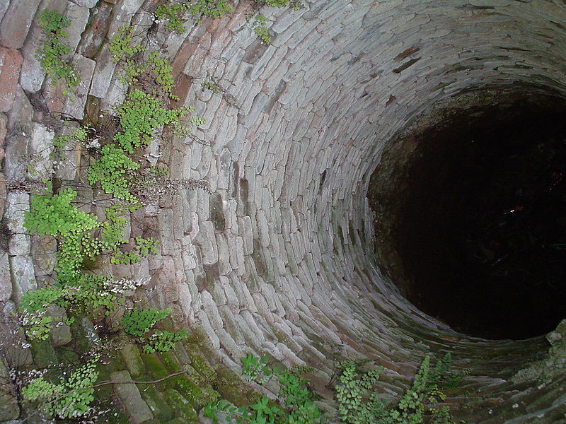 800px-CPonte_brick_well.JPG