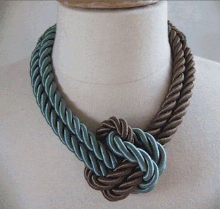 Collar realizado con cordón satinado usado para recoger las cortinas