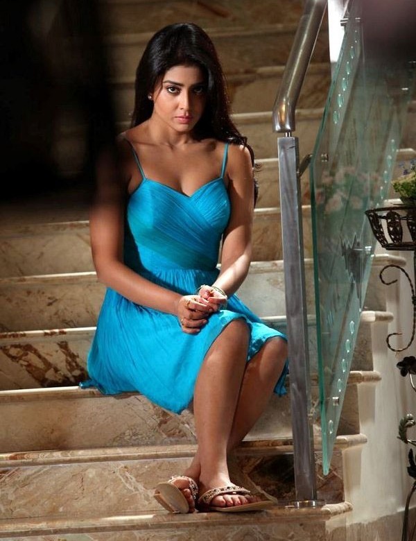 Shriya Saran hot Thighs And Cleavage Thiruttu Corner