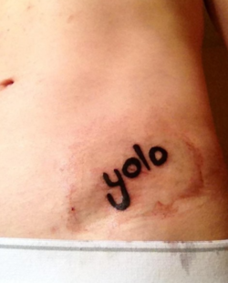 tatuaje que dice yolo