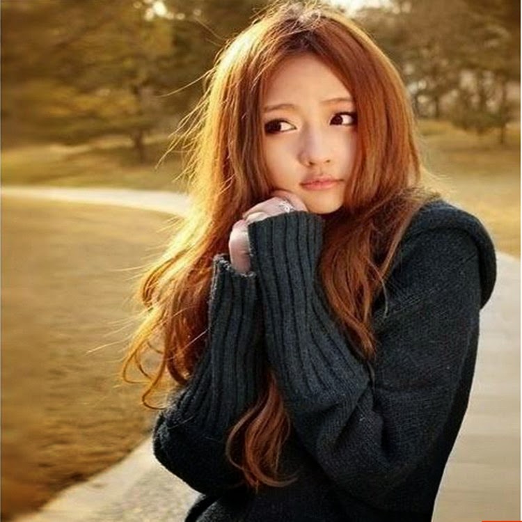 Красивая кореянка с рыжыми волосами