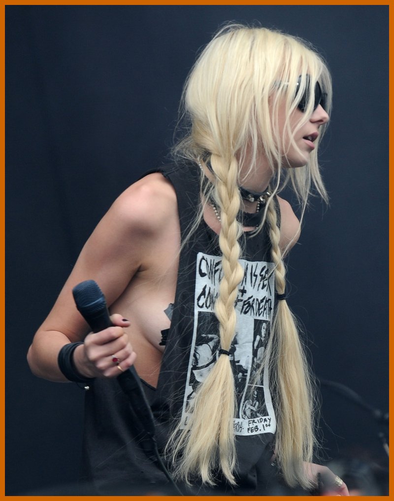 Hot Singer Taylor Momsen Has Nipple Tape.