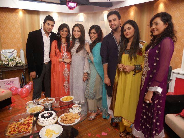 Neelam Muneer With Her Family Unseen Casual Pictures B G Fashion Neelam Muneer With Her Family Unseen Casual Pictures