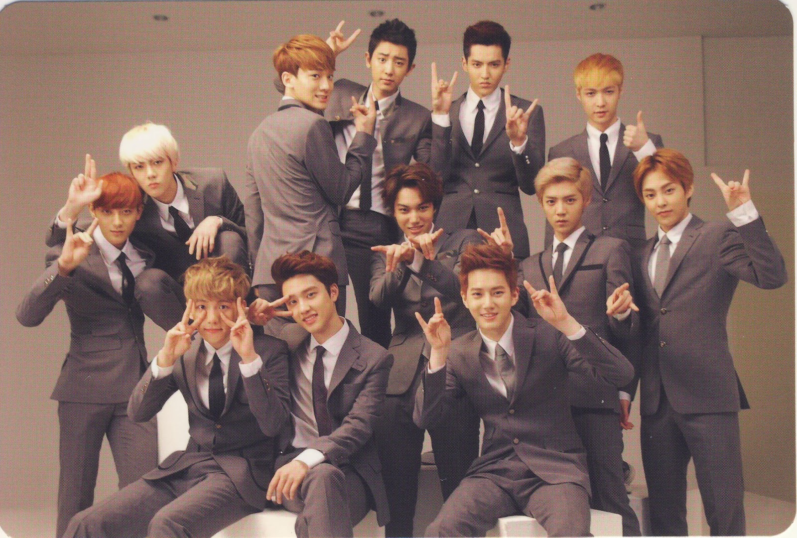 kpop scans: exo xoxo group card + autographs