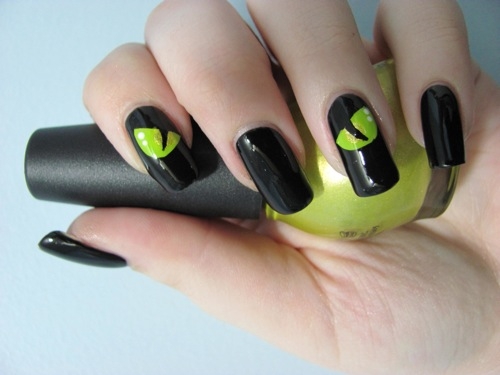 6. Blacklight Reactive Nail Art - wide 4