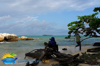 berfoto di pantai batu putih karimunjawa