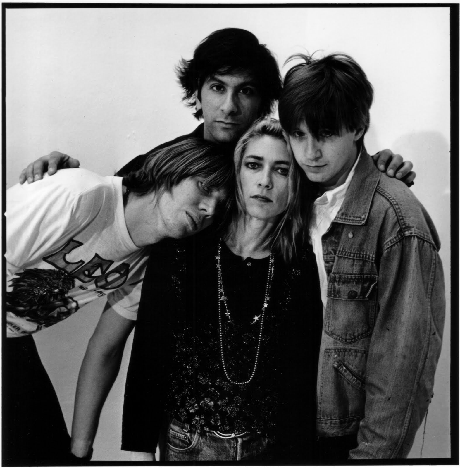 http://1.bp.blogspot.com/-jLf4suGDCX4/TY-2eE7fH6I/AAAAAAAAAvg/byNqtHi61Uo/s1600/sonicyouth.jpg