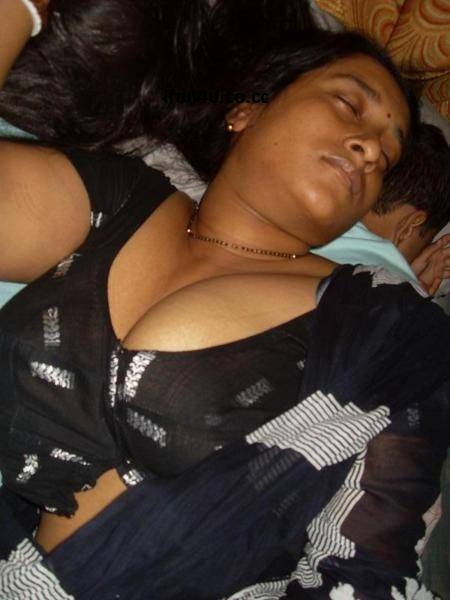 Chuttiyappa: Big Boobs indian Aunty DownBlouse
