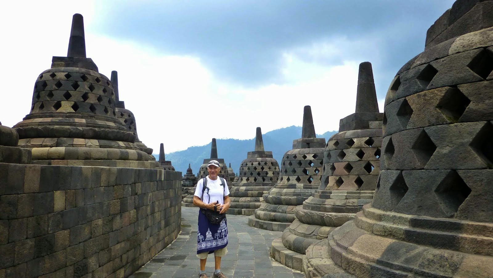 Des bouddhas sous les stupas