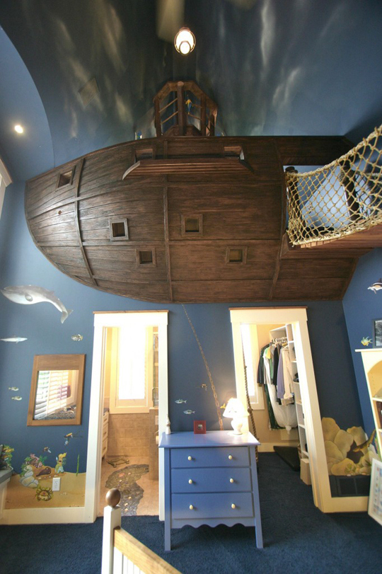 Unterm hängenden Piratenschiff befindet sich das eigentliche Kinderzimmer mit Bett und Kommode