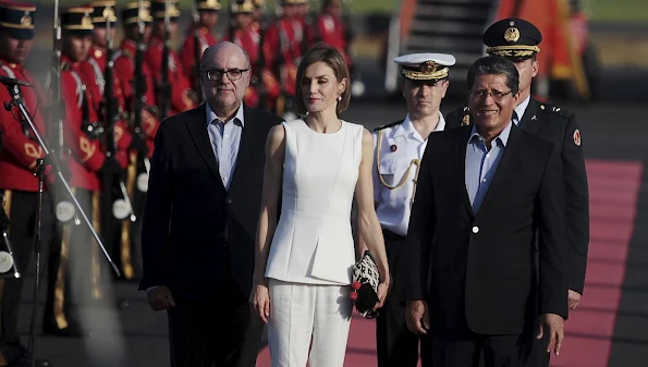 Queen Letizia of Spain arrives to El Salvador after visiting Honduras at El Salvador International Airport on May 26, 2015 in San Luis Talpa, El Salvador. 