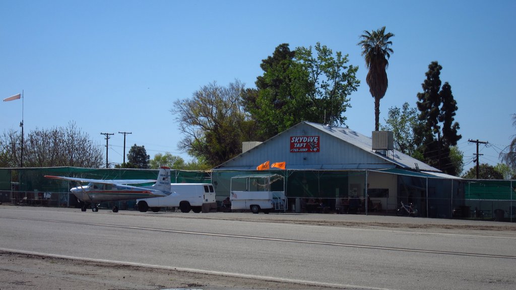 Runway One Two Flying to TaftKern County Airport
