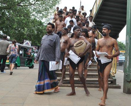 Farmers plan to come to Colombo day after tomorrow in span - cloth in protest of the budget Farmers plan to come to Colombo day after tomorrow in span - cloth in protest of the budget
