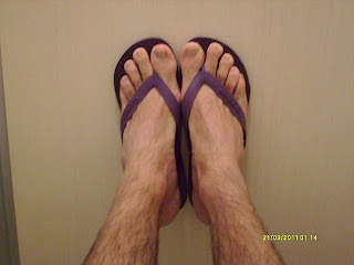 Homem de chinelo de dedo Havaianas