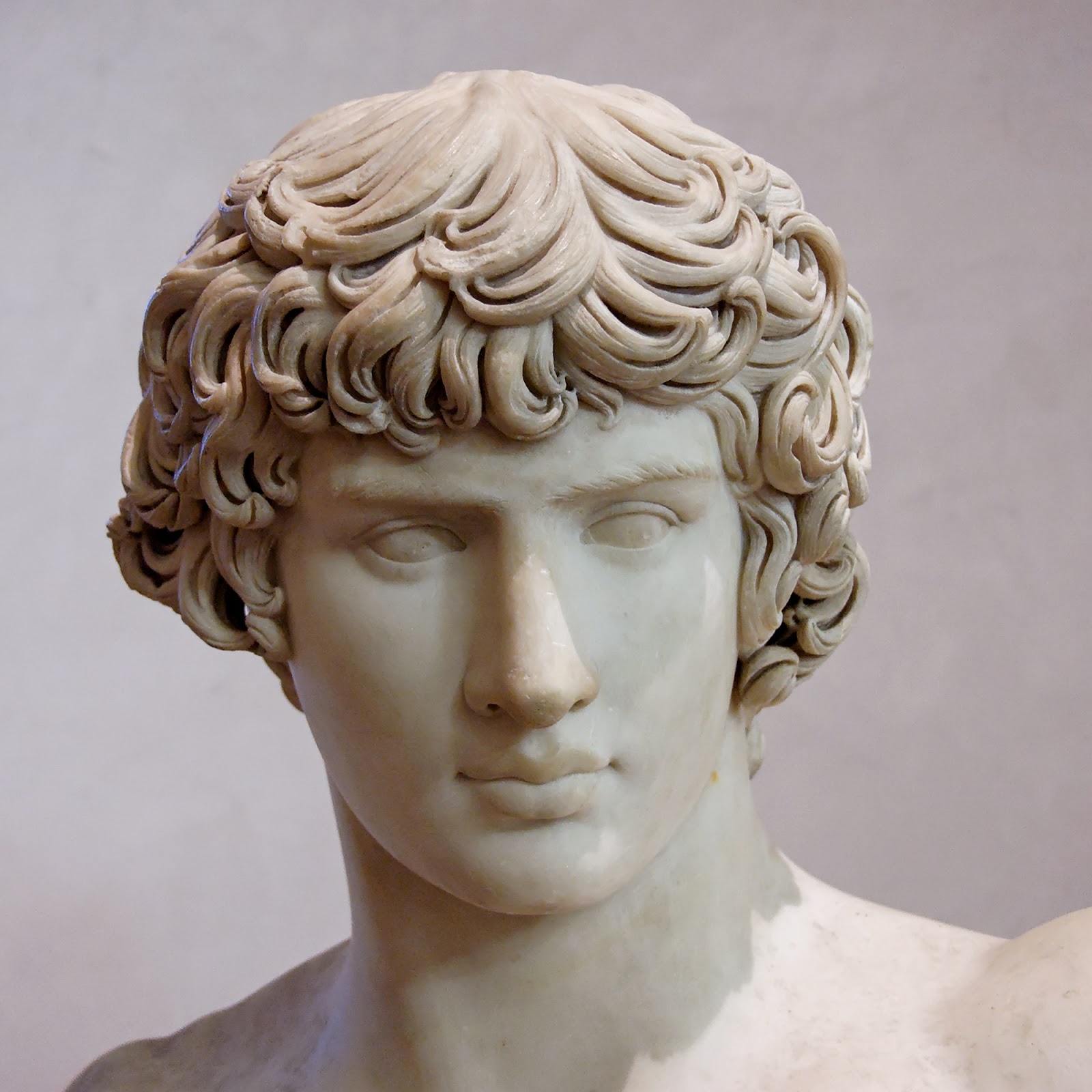 Résultat de recherche d'images pour "statue d'Antinous et ce que l'on croit être sa tombe se trouve dans la luxueuse villa hellénistique d'Hadrien."