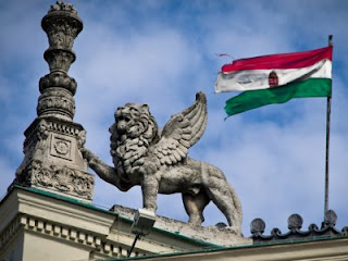 Περίεργη κινητικότητα στο Σκοπιανό. 6 hungarian-lion-with-flag-in-hungary.jpg