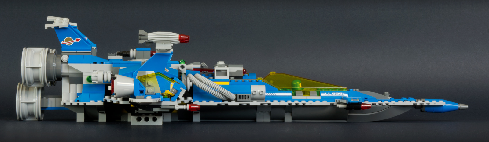 lego-benny-spaceship-side-view-70816.jpg